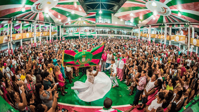 Comparsas, bailes y diversión te esperan en la Escuela de Samba!