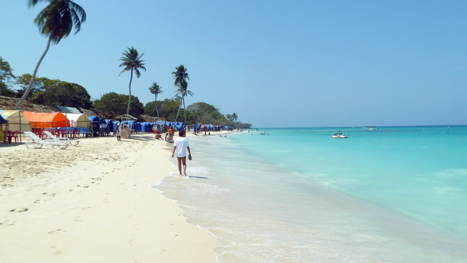 Terminez votre journée à l'aquarium par une visite de la plage blanche, profitez de la mer et du sable avec un délicieux déjeuner local, idéal pour se détendre !