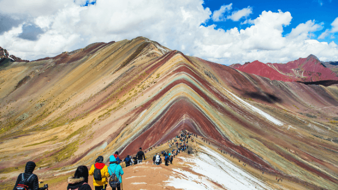 ¡Apreciar la espectacular vista a la cordillera colorida formando una montaña arcoíris en Vinicunca!