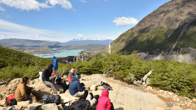 Profitez d'une journée de randonnée dans le célèbre parc national Torres del Paine avec ce circuit, guide et transferts inclus !