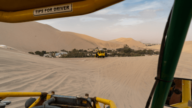 Viva uma aventura inesquecível ao extremo no Deserto de Ica, percorrendo as dunas de Buggy e praticando Sandboard no Oásis de Huacachina!