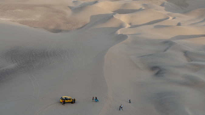 Desafie a gravidade e deslize pelas dunas em pranchas de sandboard, adicionando um toque de diversão e emoção à sua viagem inesquecível!