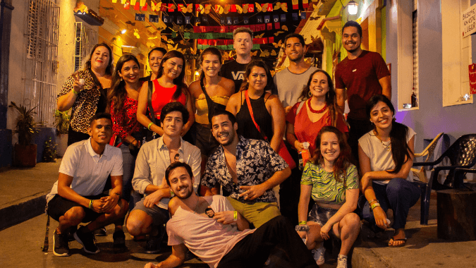 ¡Experimenta la vibrante vida nocturna de Cartagena conociendo gente nueva internacional en los bares de Getsemaní!