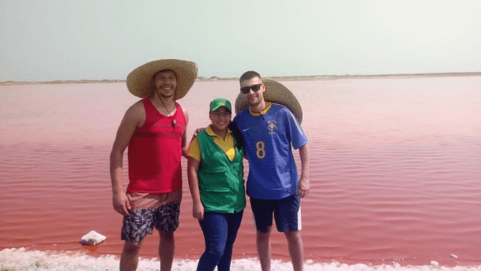 ¡Visita el Volcán del Totumo y luego explora el pueblo de Galerazamba para ver el color rosado del mar!