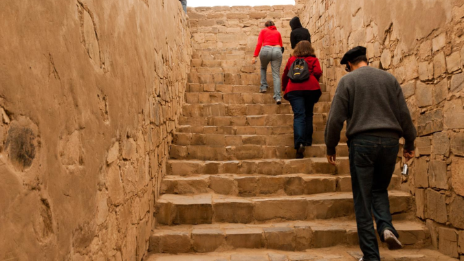 Visit the Bohemian district of Barranco before arriving at the temple of Pachacámac, then visit the temple of the sun and the moon!