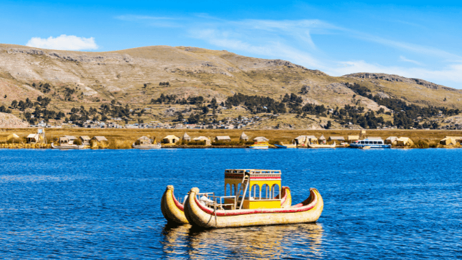 Passez une journée unique en kayak à Puno et apprenez à connaître le lac Titicaca et les îles d'Uros et de Taquile !