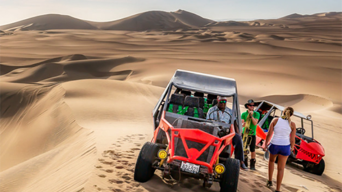 Montez à bord d'un buggy et traversez les dunes de sable qui entourent la source d'eau de l'oasis de Huacachina !