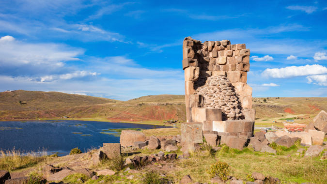 Viva uma aventura inesquecível em Puno com Daytours4u. Descubra a lenda de Sillustani por trás das Chullpas, reserve online agora!