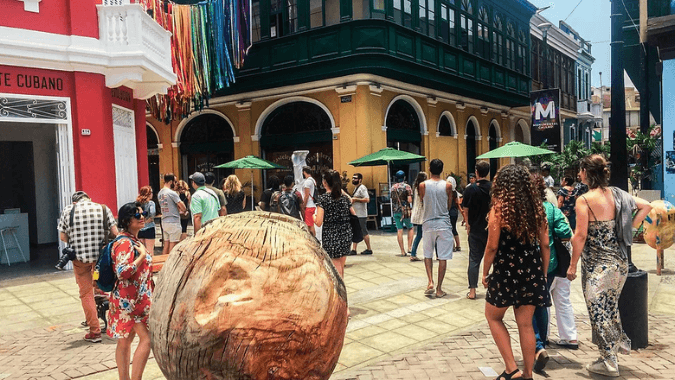 Stroll through the amazing streets of Lima and enjoy a day full of color!