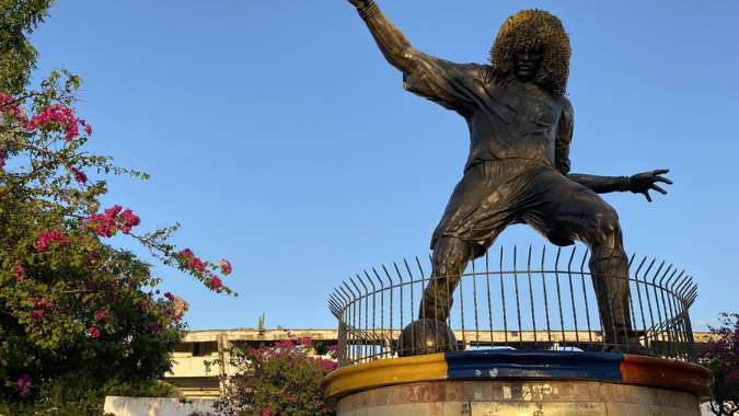 Caminhe pela cidade de Santa Marta, passando pelos principais pontos turísticos e pare no monumento “Pibe Valderrama”!