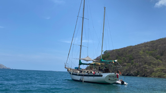 Embarquez pour une aventure inoubliable à bord d'un voilier jusqu'à la plage de Concha Bay, où vous passerez une journée de soleil, de sable et de sable !